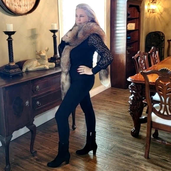 Plush Red/Brown Crystal Fox Fur Wrap and Hat - Picture 16 of 17